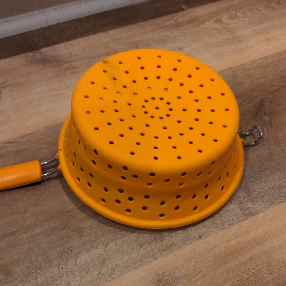 Collapsible‎ Orange Colander by Chef'n - Picture 5 of 6